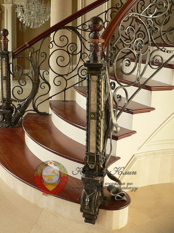Кованый столб с дубовыми вставками