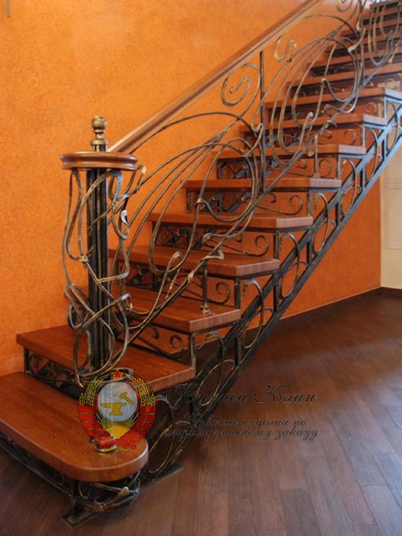 Кованый столб с закруглением поручня