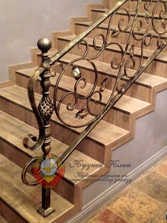 Кованый столб с крученой вставкой