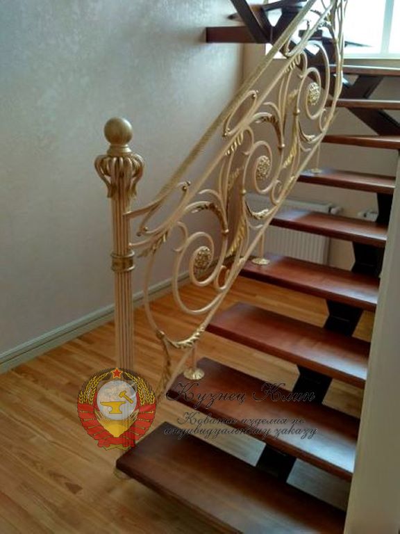 Кованый столб с опорой на пол