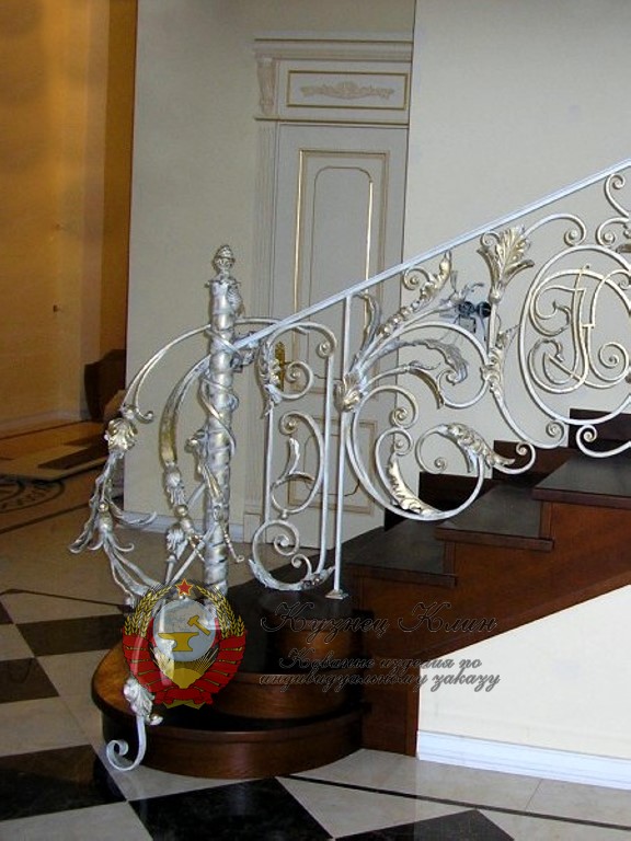 Кованый столб с упором в пол