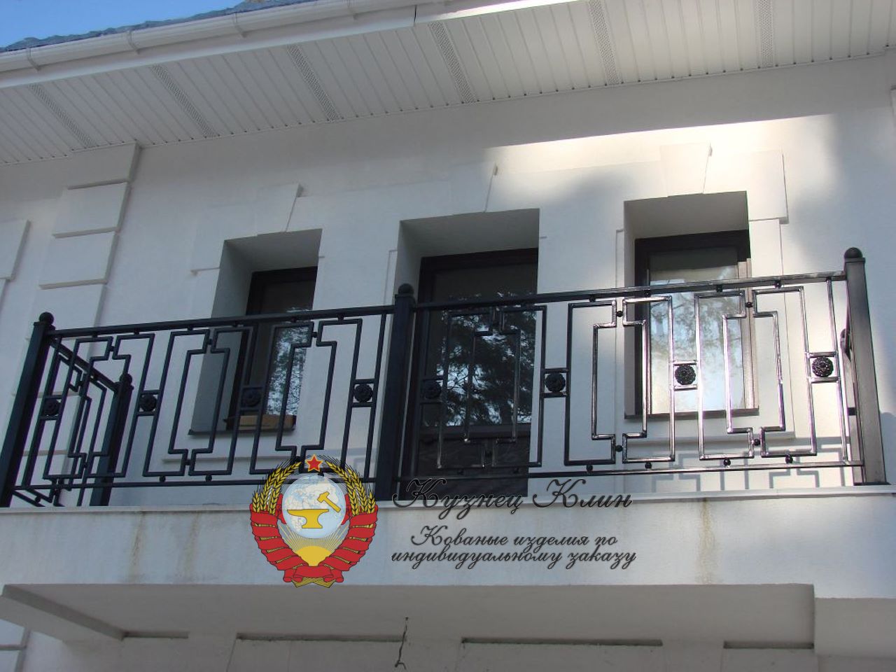 Балкон металлический с коваными элементами