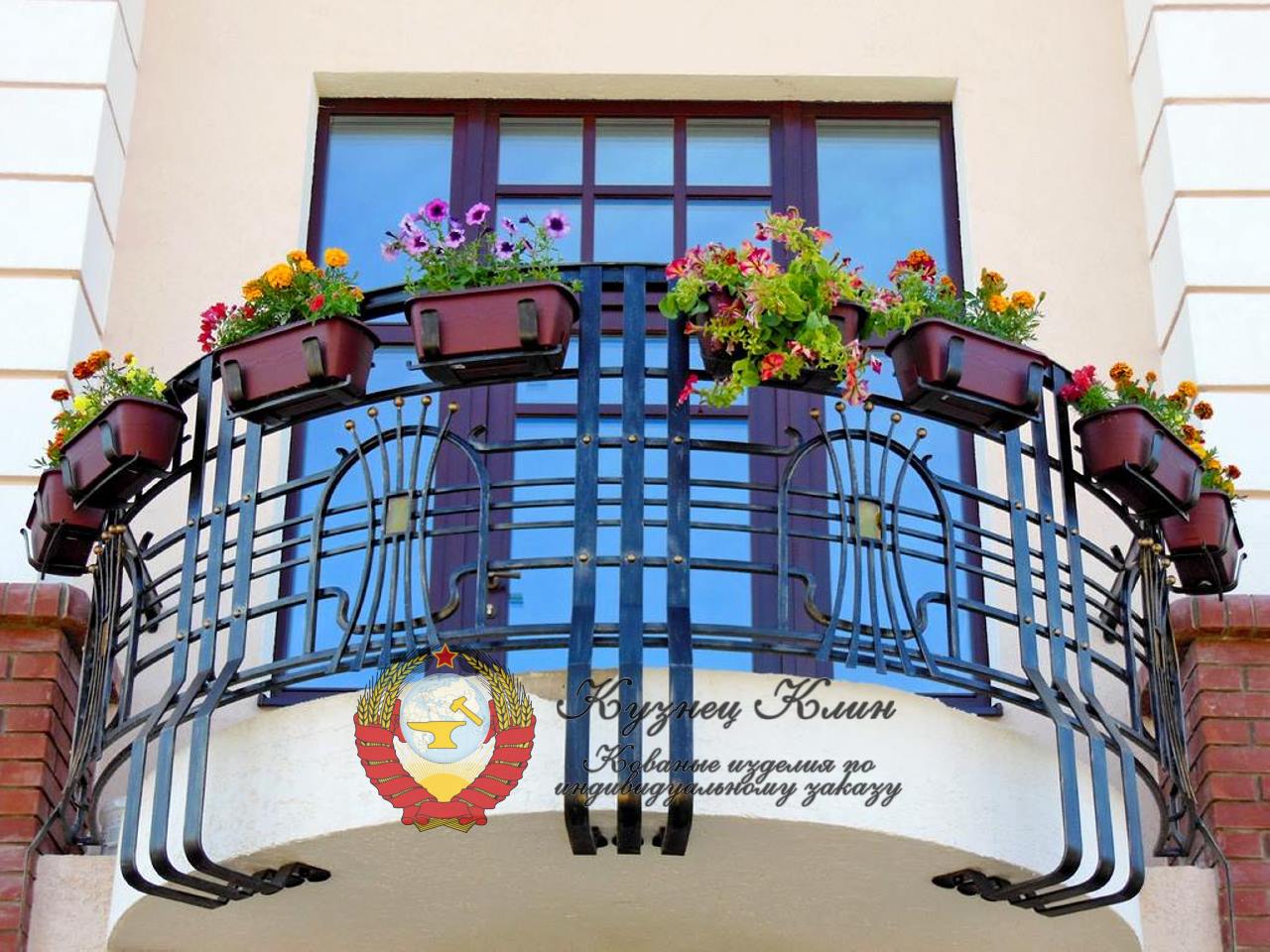 Кованое ограждение балкона с цветочницами