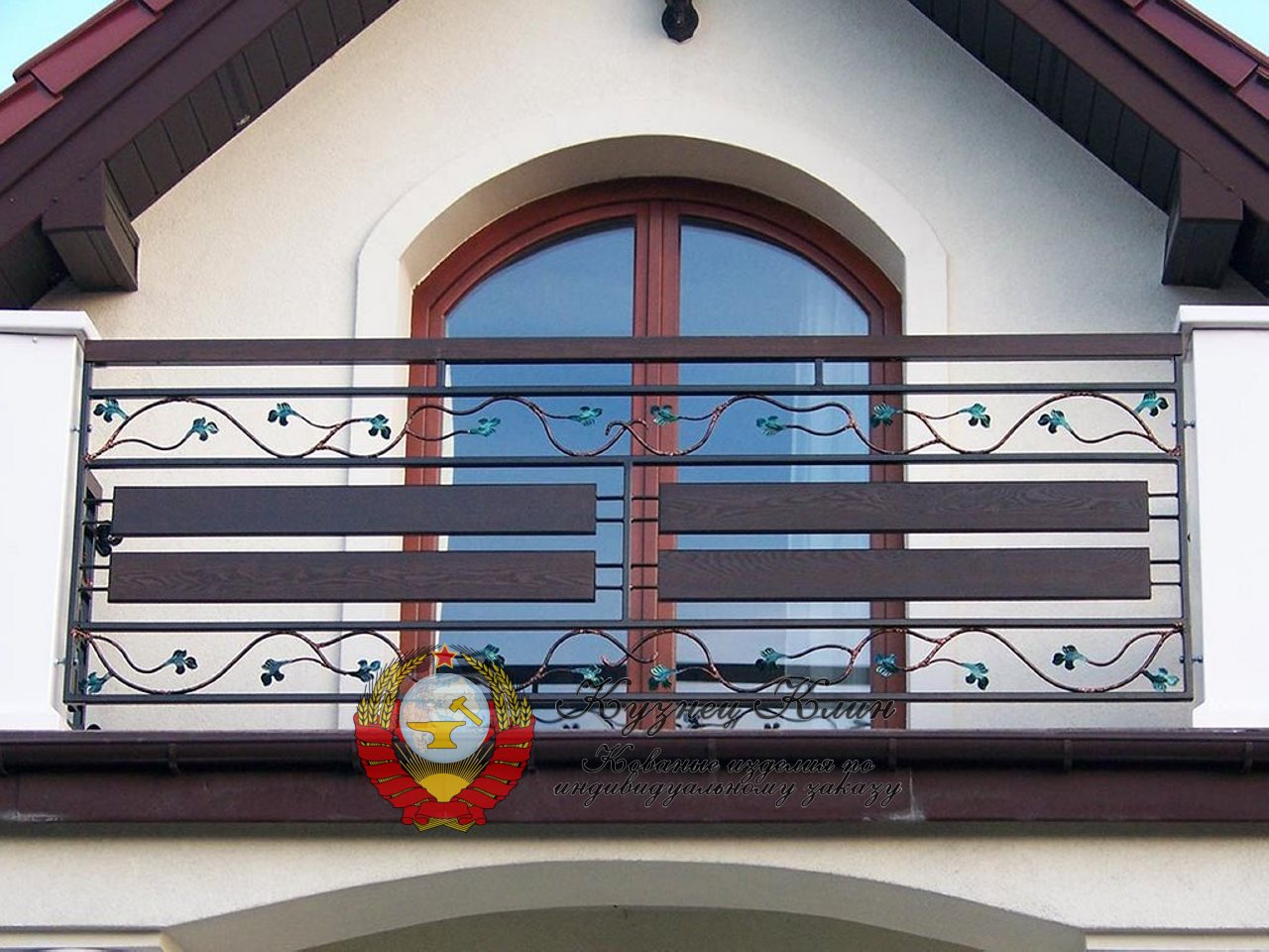 Кованое ограждение с вставками из дерева