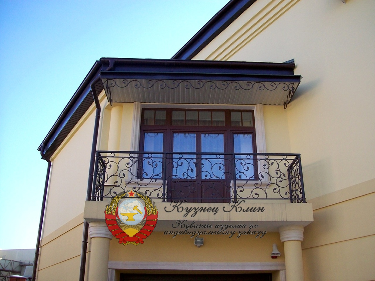 Кованое ограждение с крышей