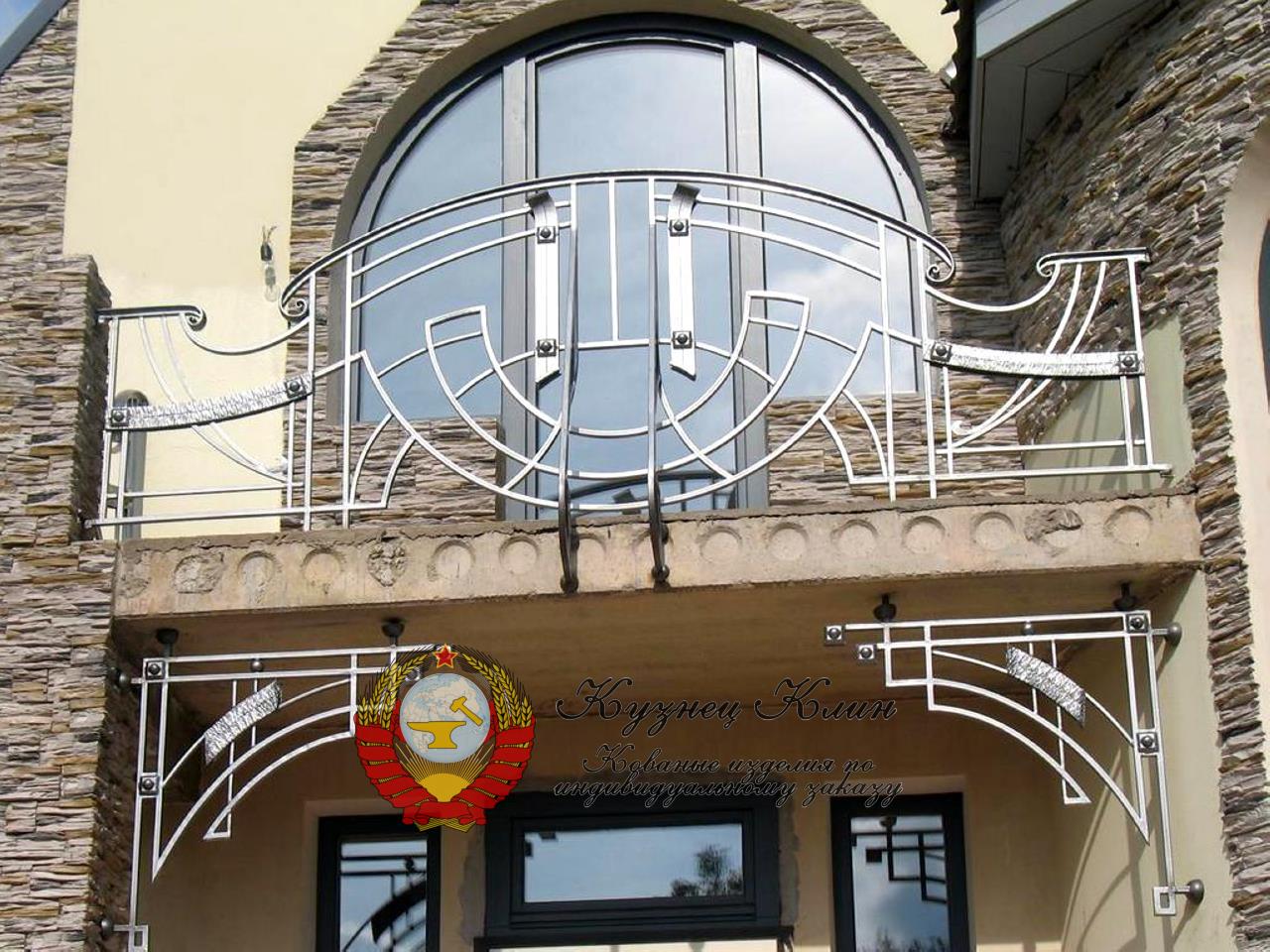 Кованый балкон с опорами