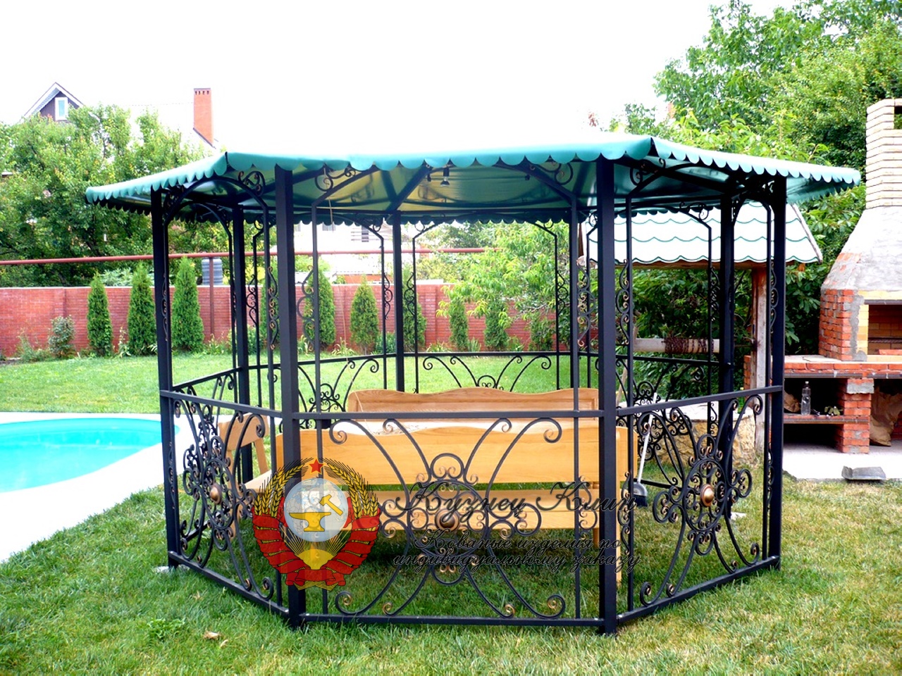 Беседка Кованая с деревянной мебелью