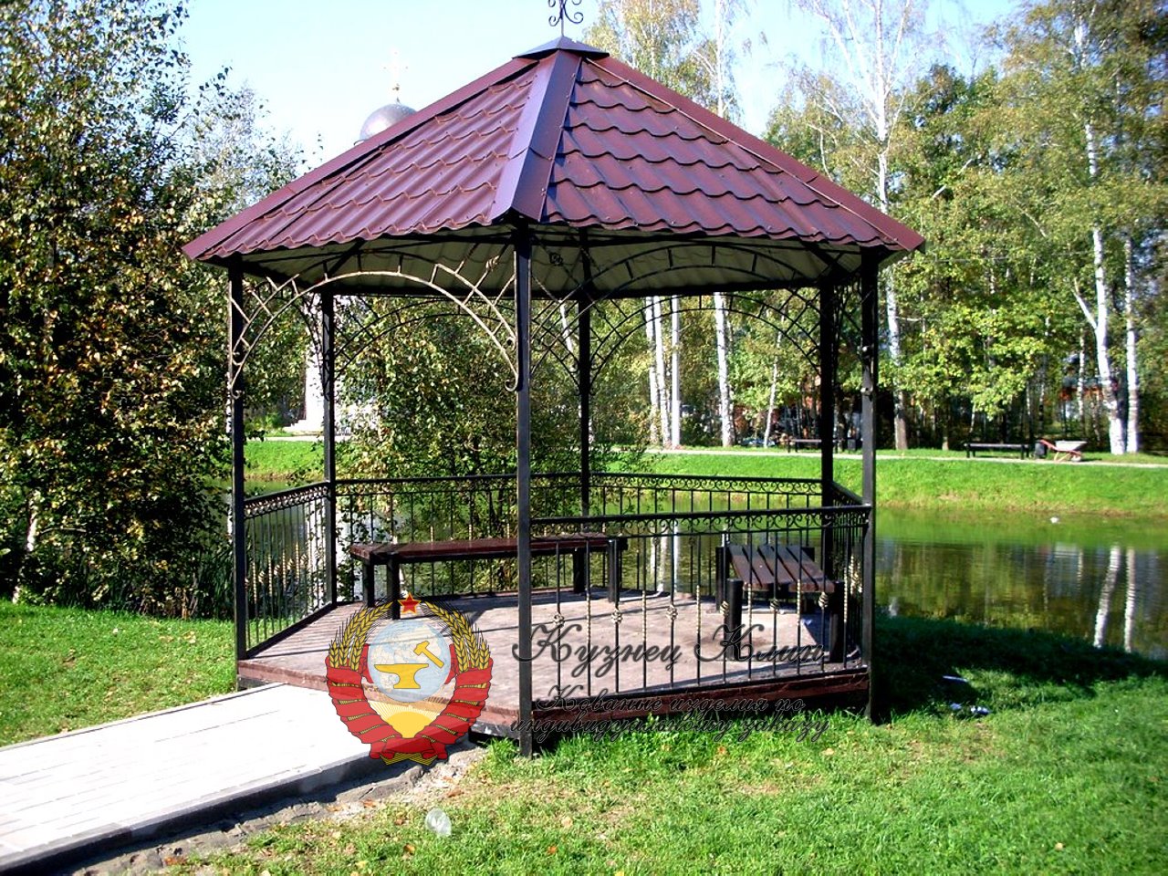 Кованая беседка простая с металлической крышей