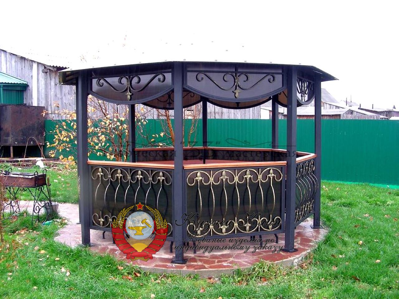 Кованая беседка с глухими перилами