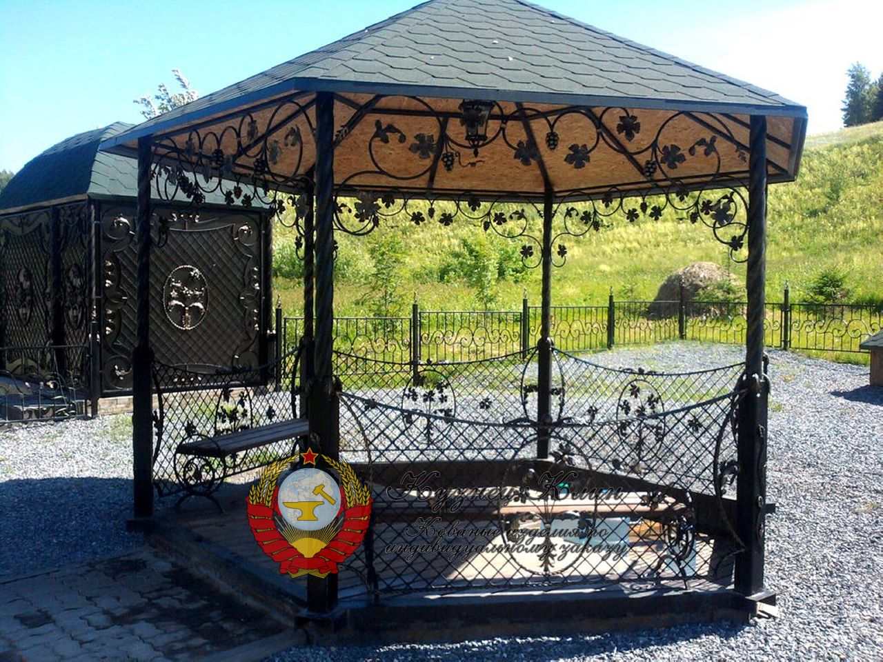 Кованая беседка с мягкой кровлей