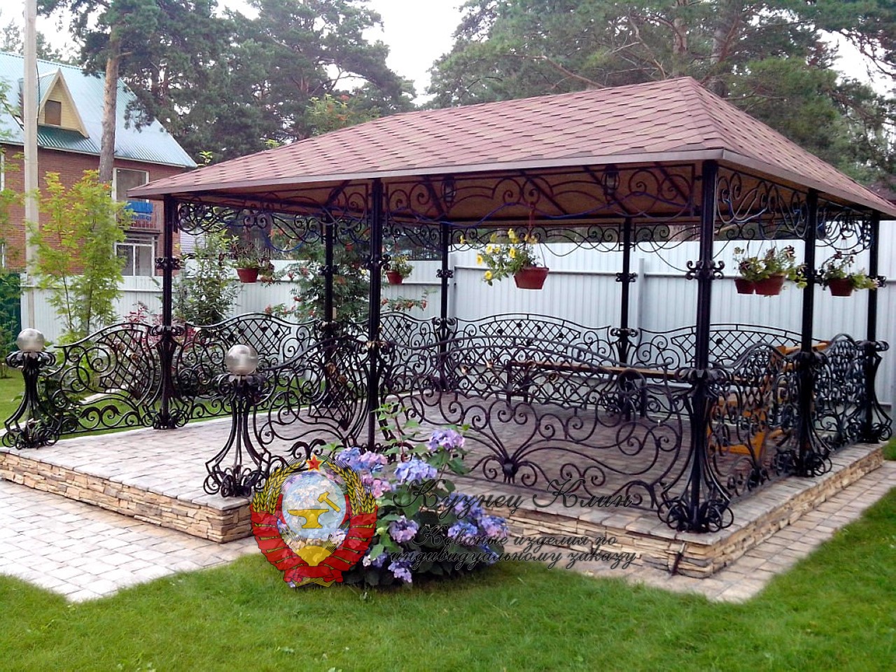 Кованая беседка с парадным входом