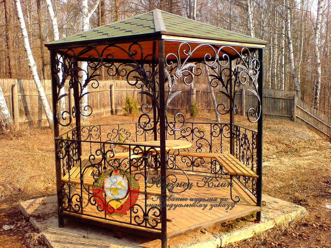 Кованая курилка с лавочками