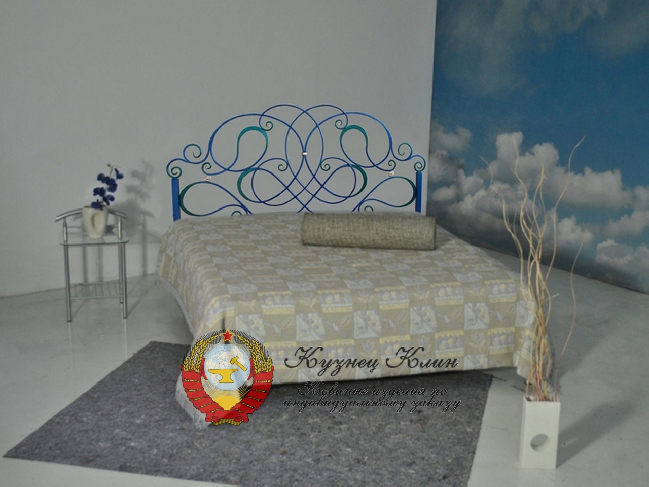 Кованая кровать голубой цвет