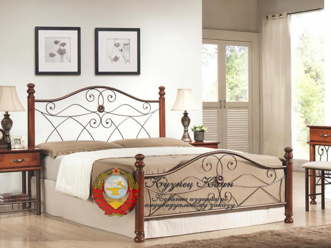 Кованая кровать с дубовыми столбами