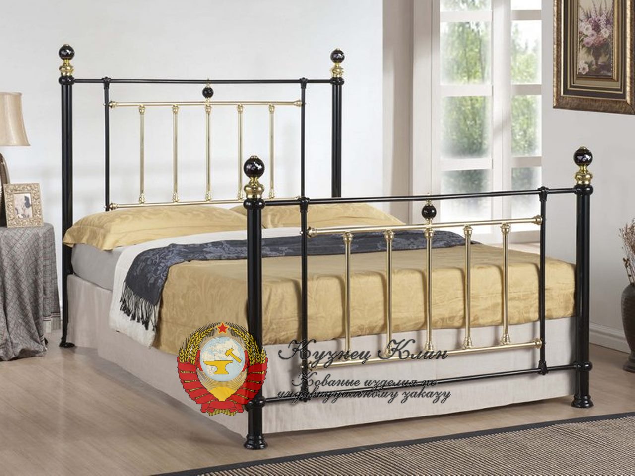 Кованая кровать с латунными вставками