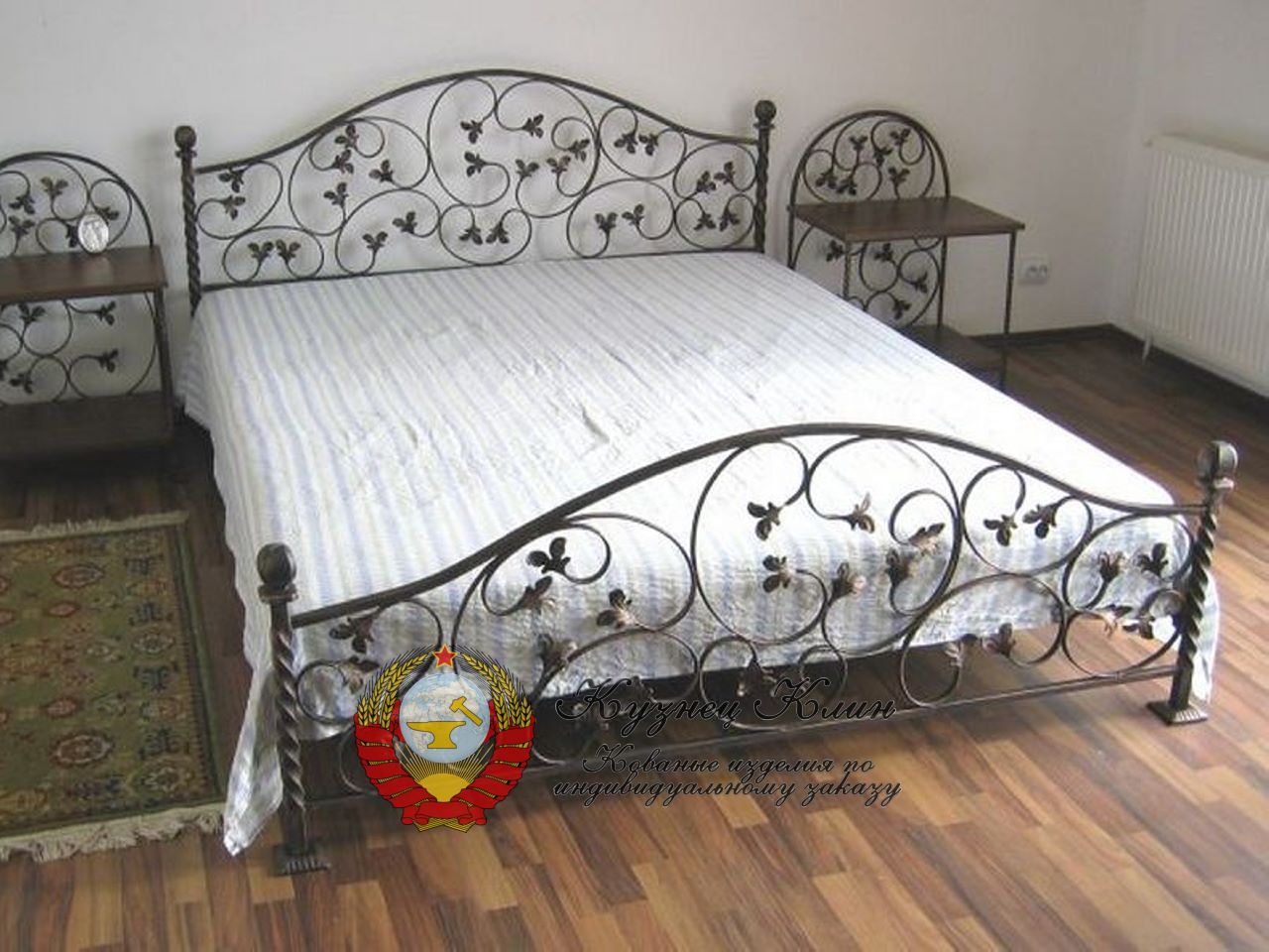 Кованая кровать с тумбочками