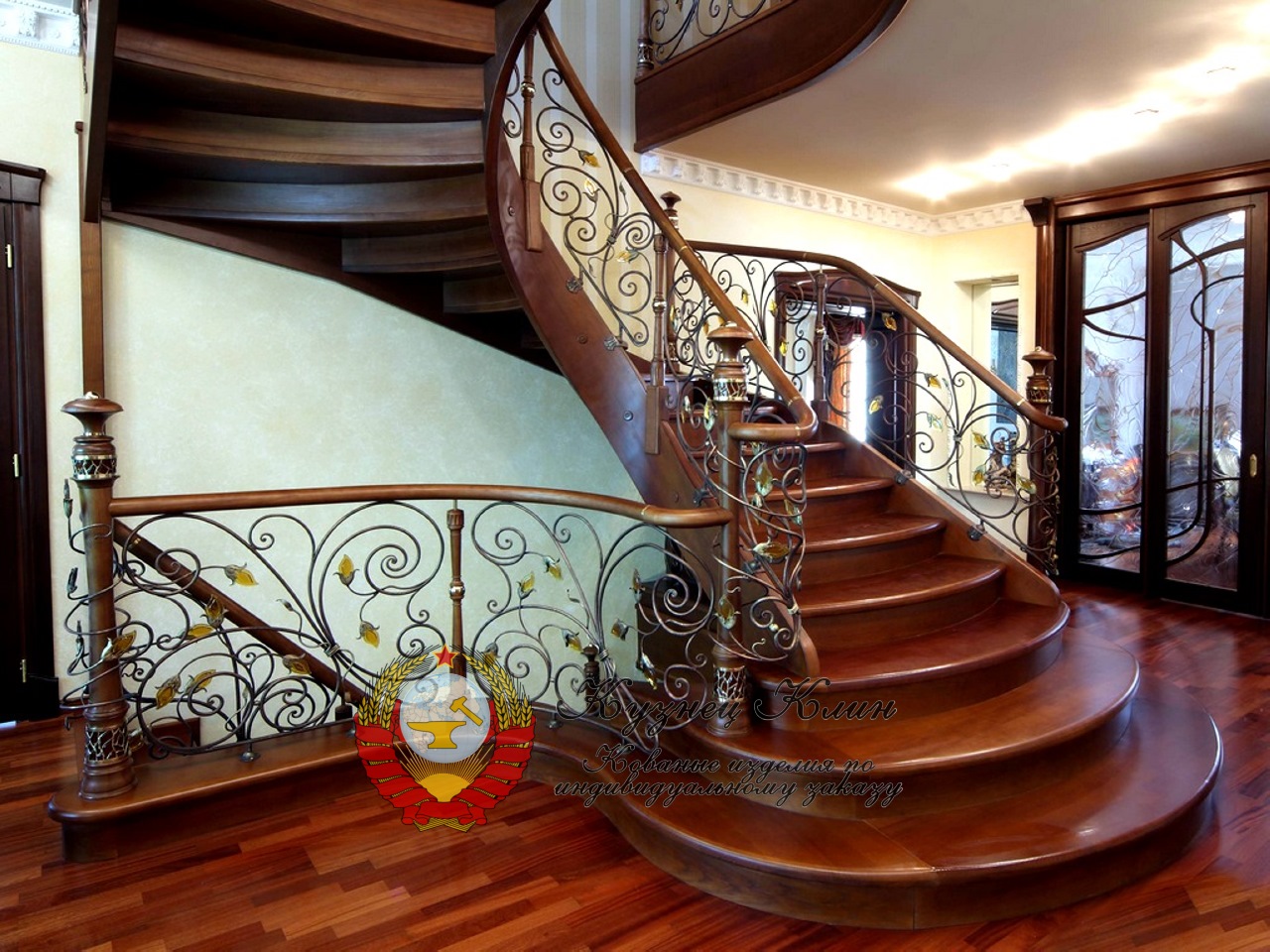Дубовая лестница с коваными вставками