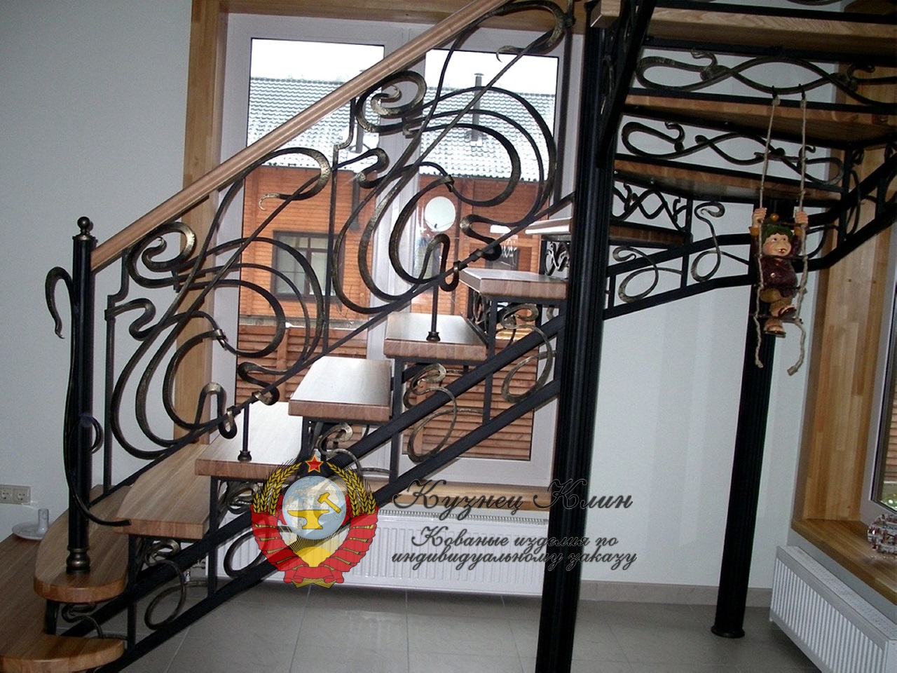 Кованая лестница с перилами в одном стиле