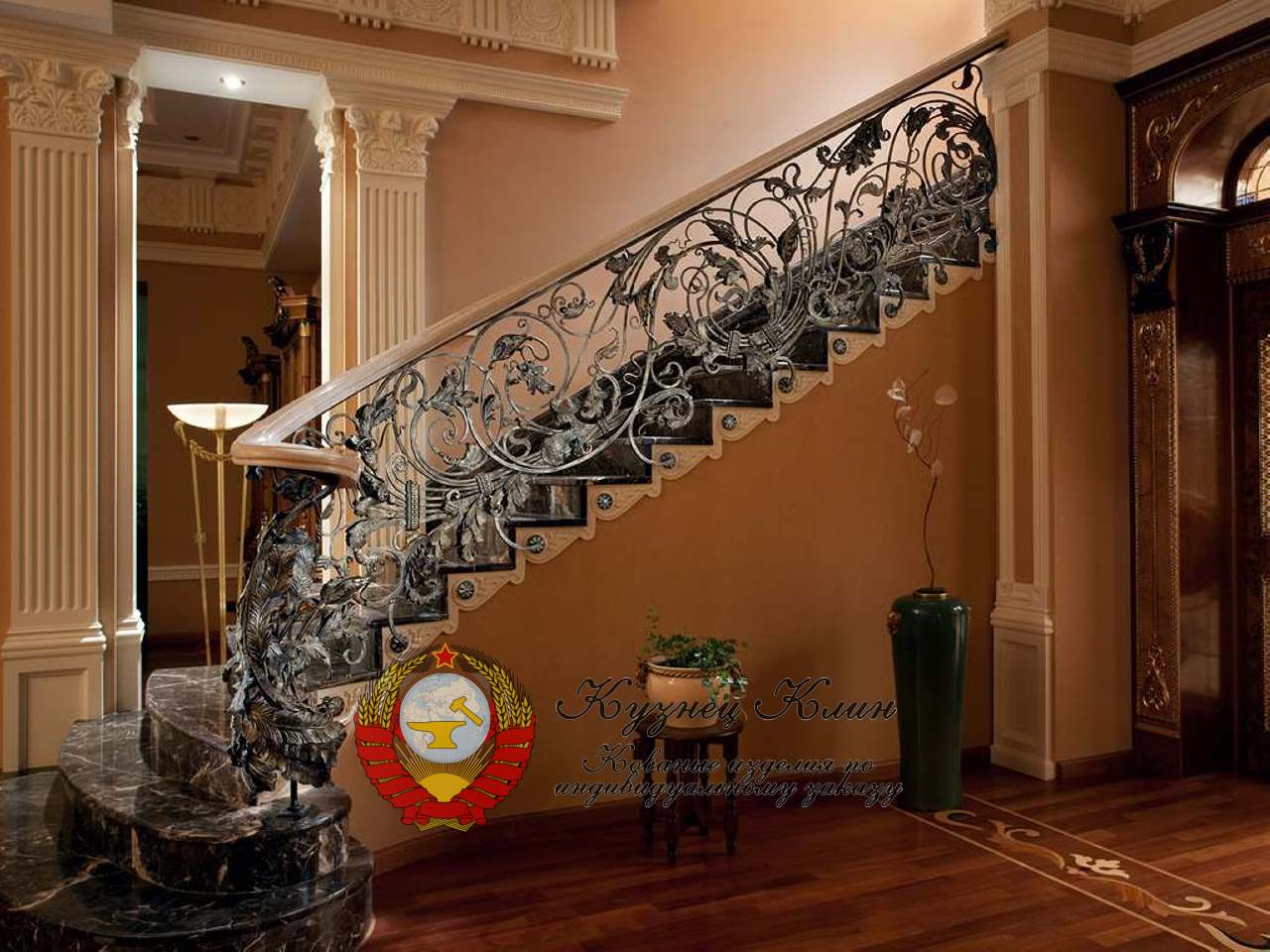 Кованые перила в интерьере с боковым креплением