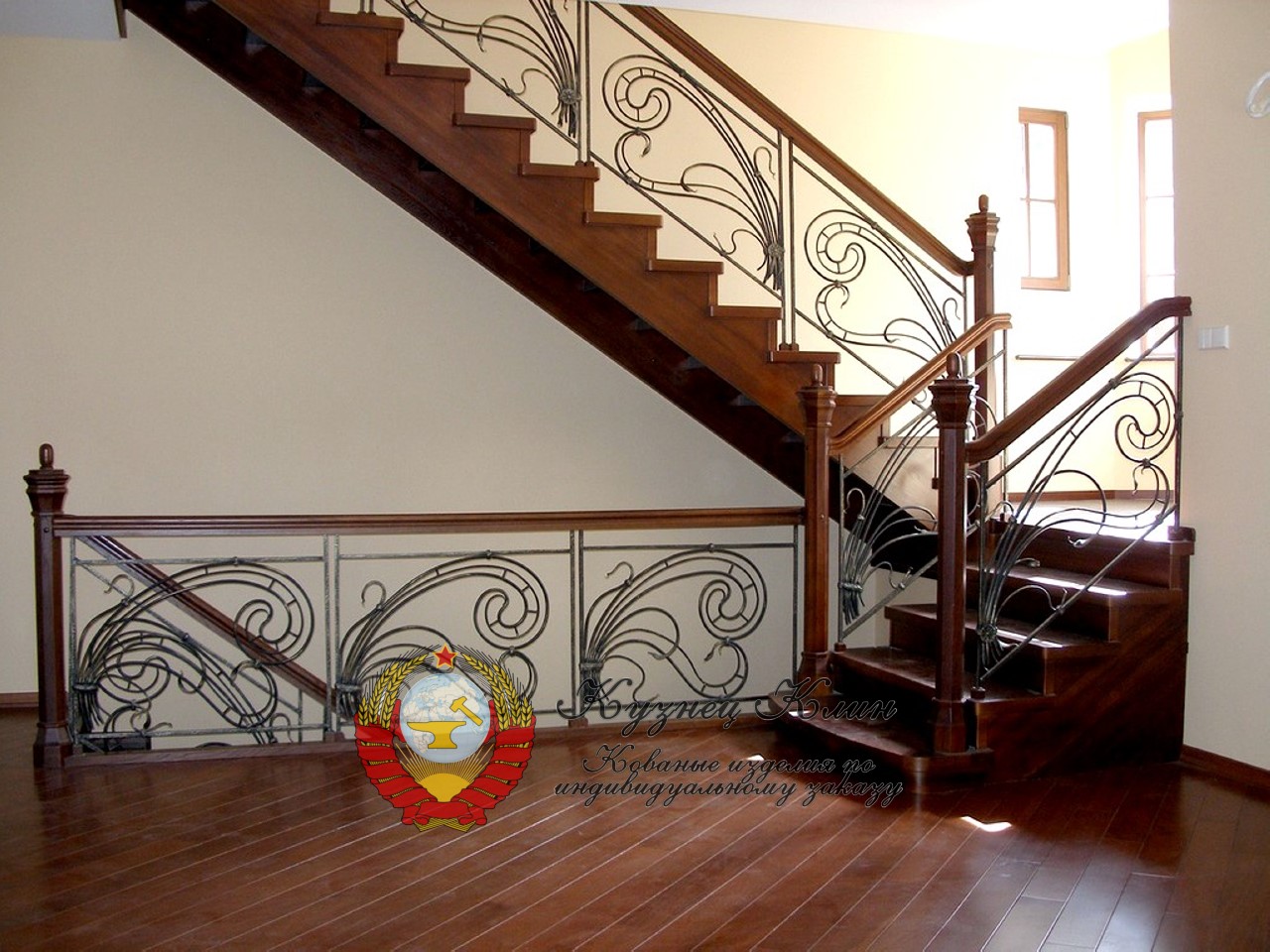 Кованые перила на деревянную лестницу