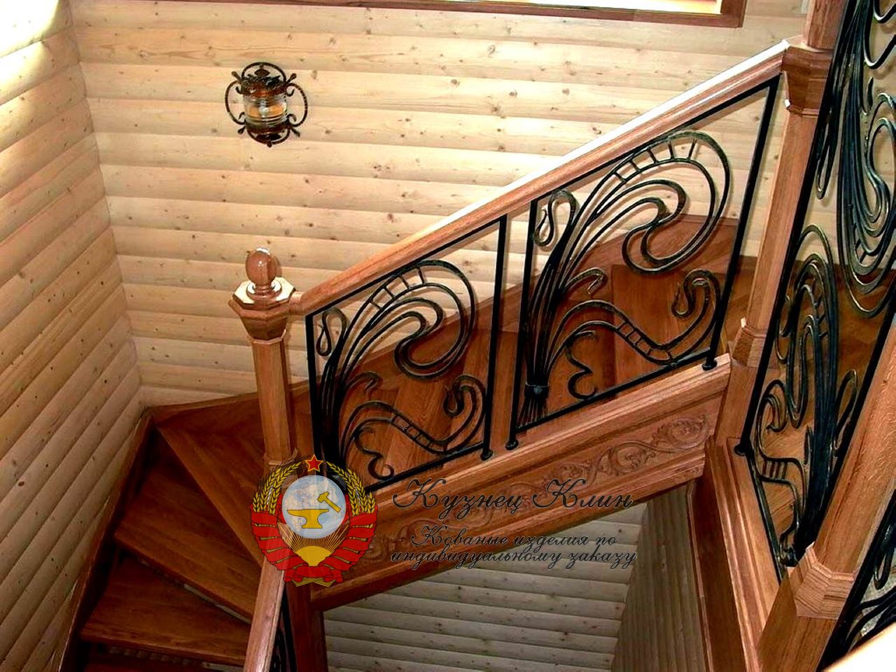 Кованые перила на лестницу из дерева