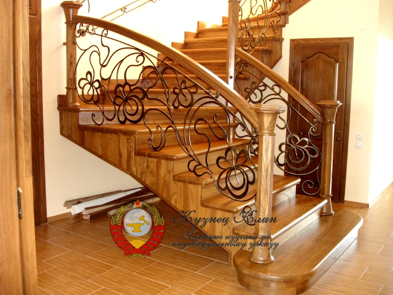 Кованые перила с арочным поручнем