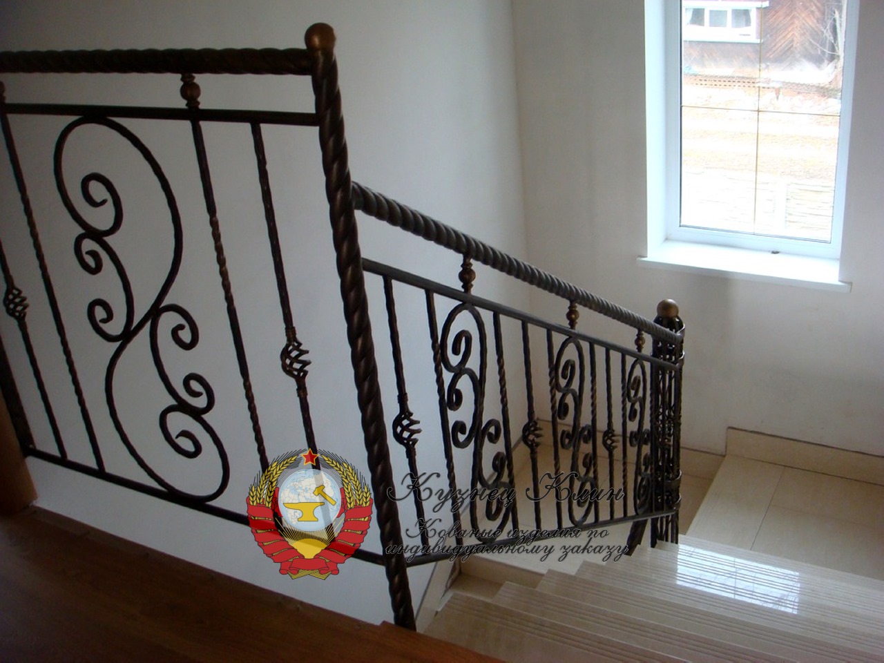 Кованые перила с витыми столбами простые