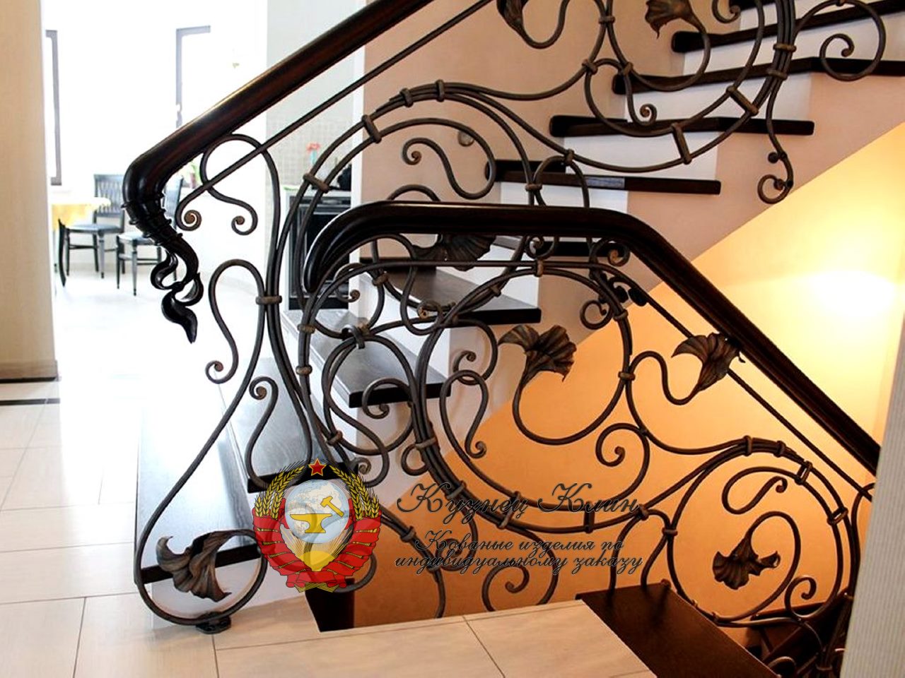 Кованые перила с дубовыми оканчаниями