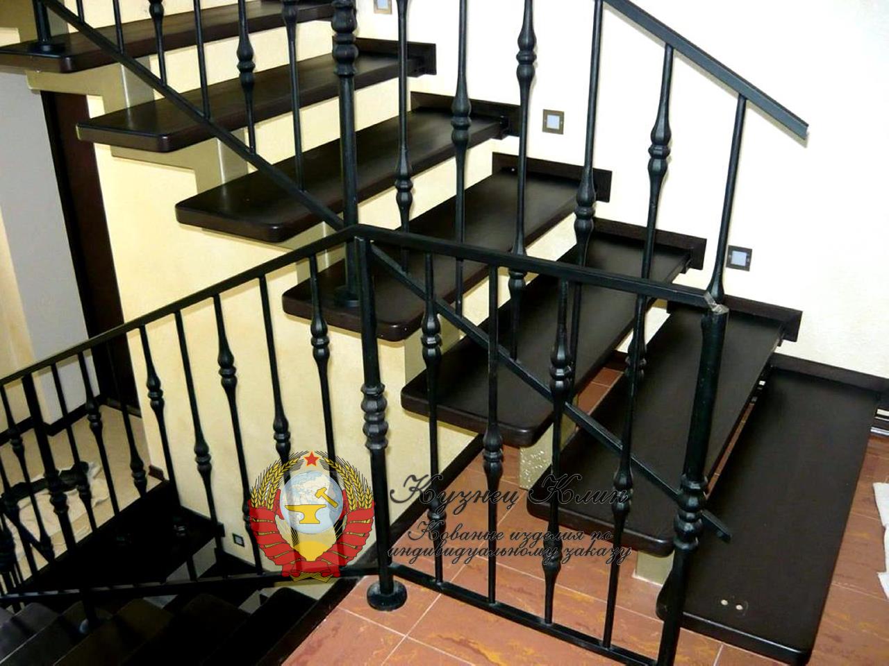 Кованые перила с литыми балясинами