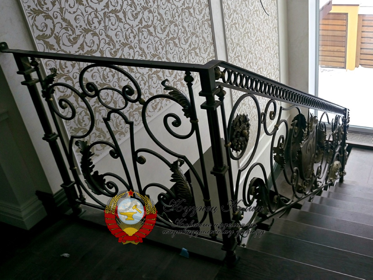 Кованые перила с металлическим поручнем