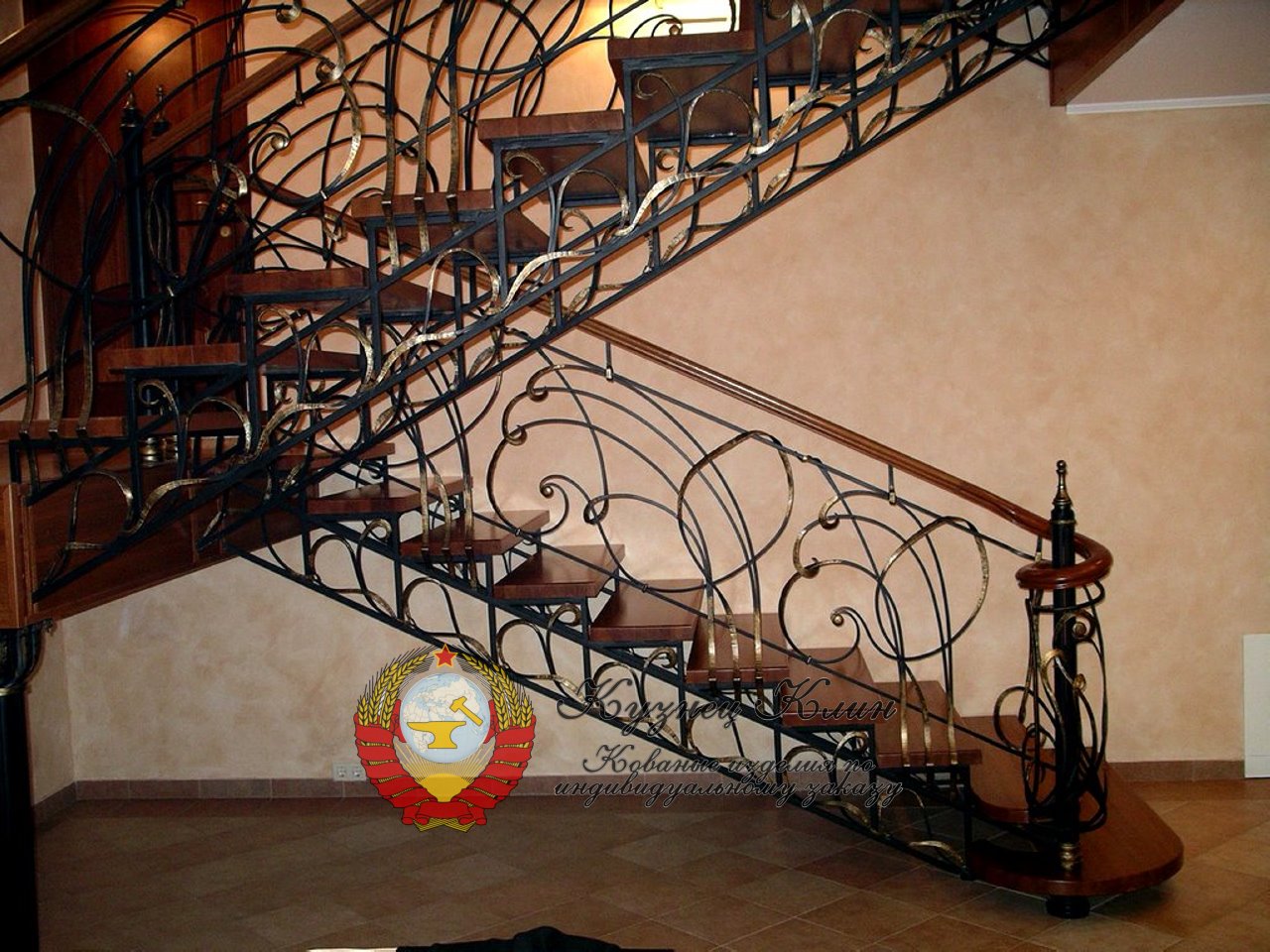 Кованые перила с опорой лестницы