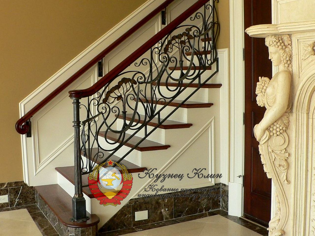 Кованые пернила с пристенным поручнем