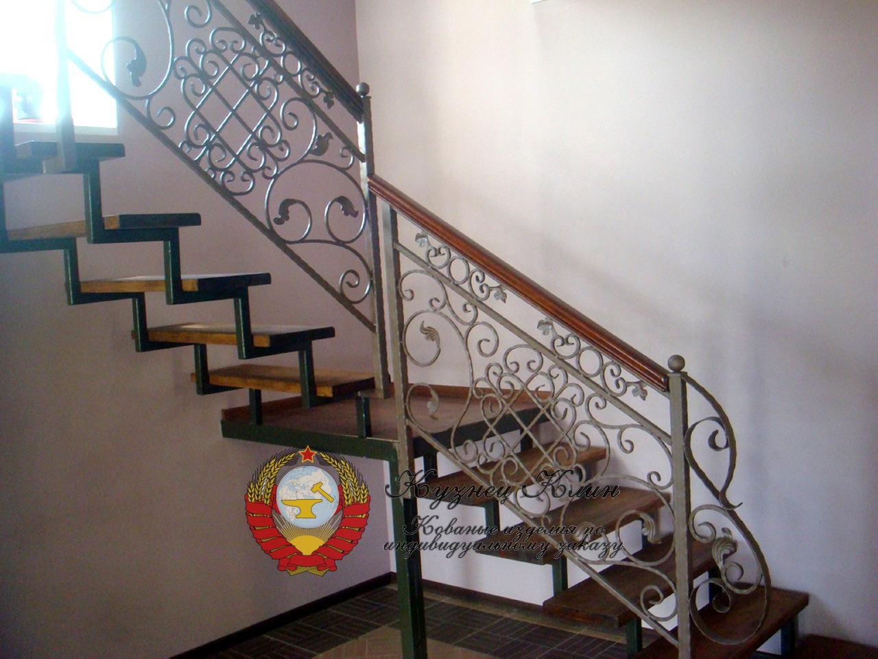Сварная лестница с коваными перилами