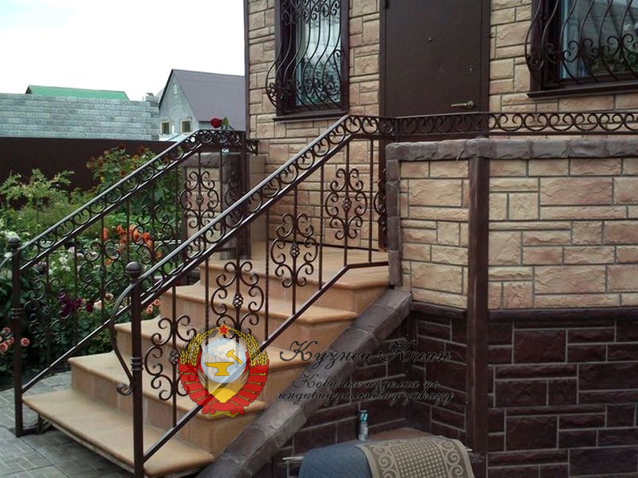 Кованые перила с ограждением