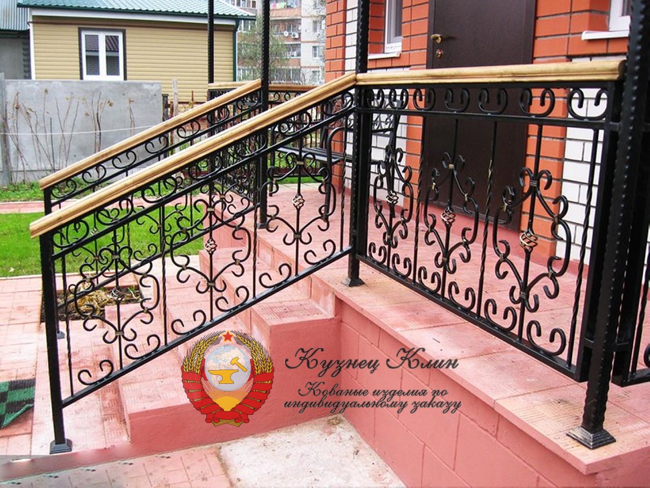 Кованые перила с поручнем из ели