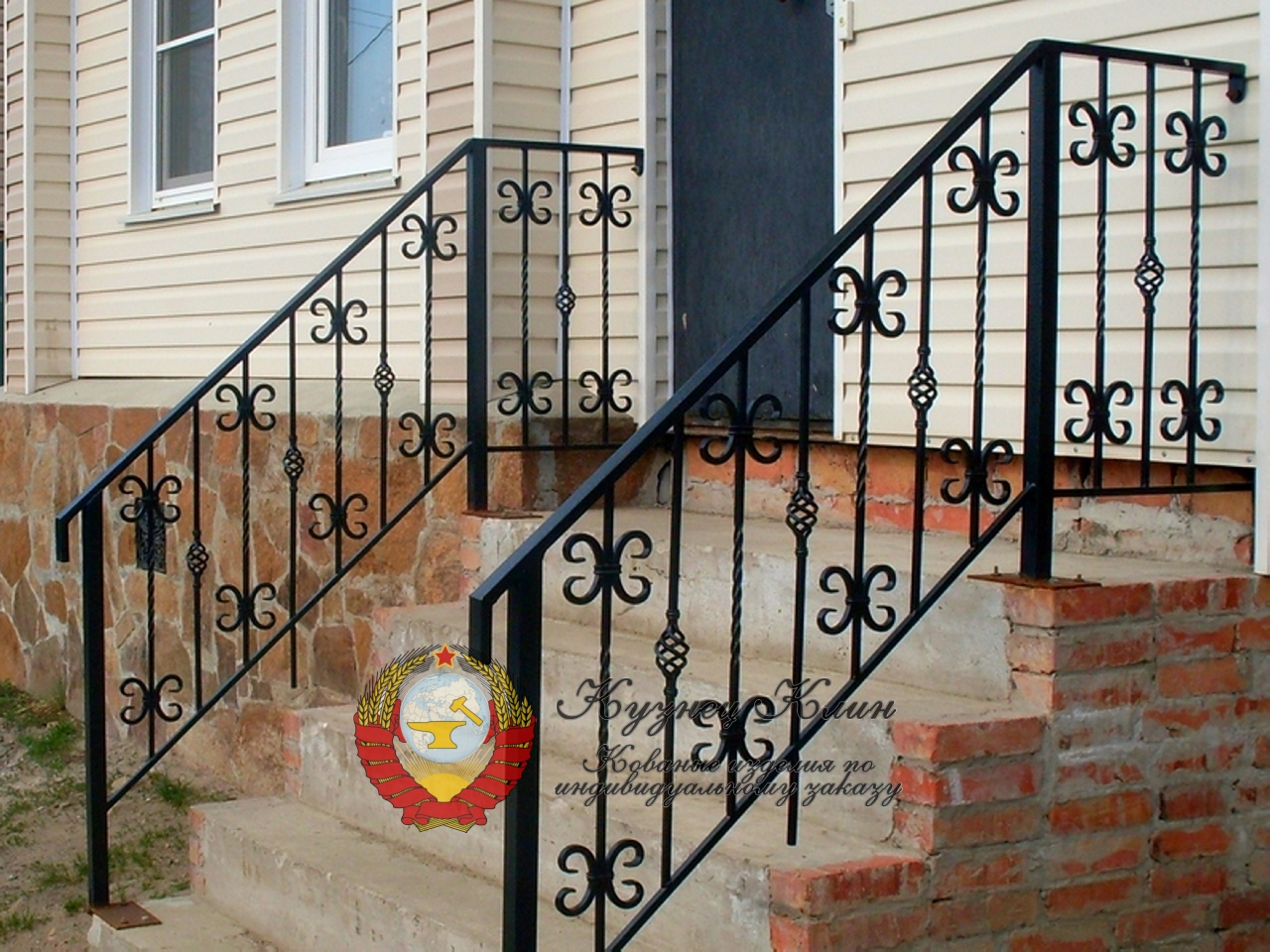 Кованые перила с поручнем из профиля