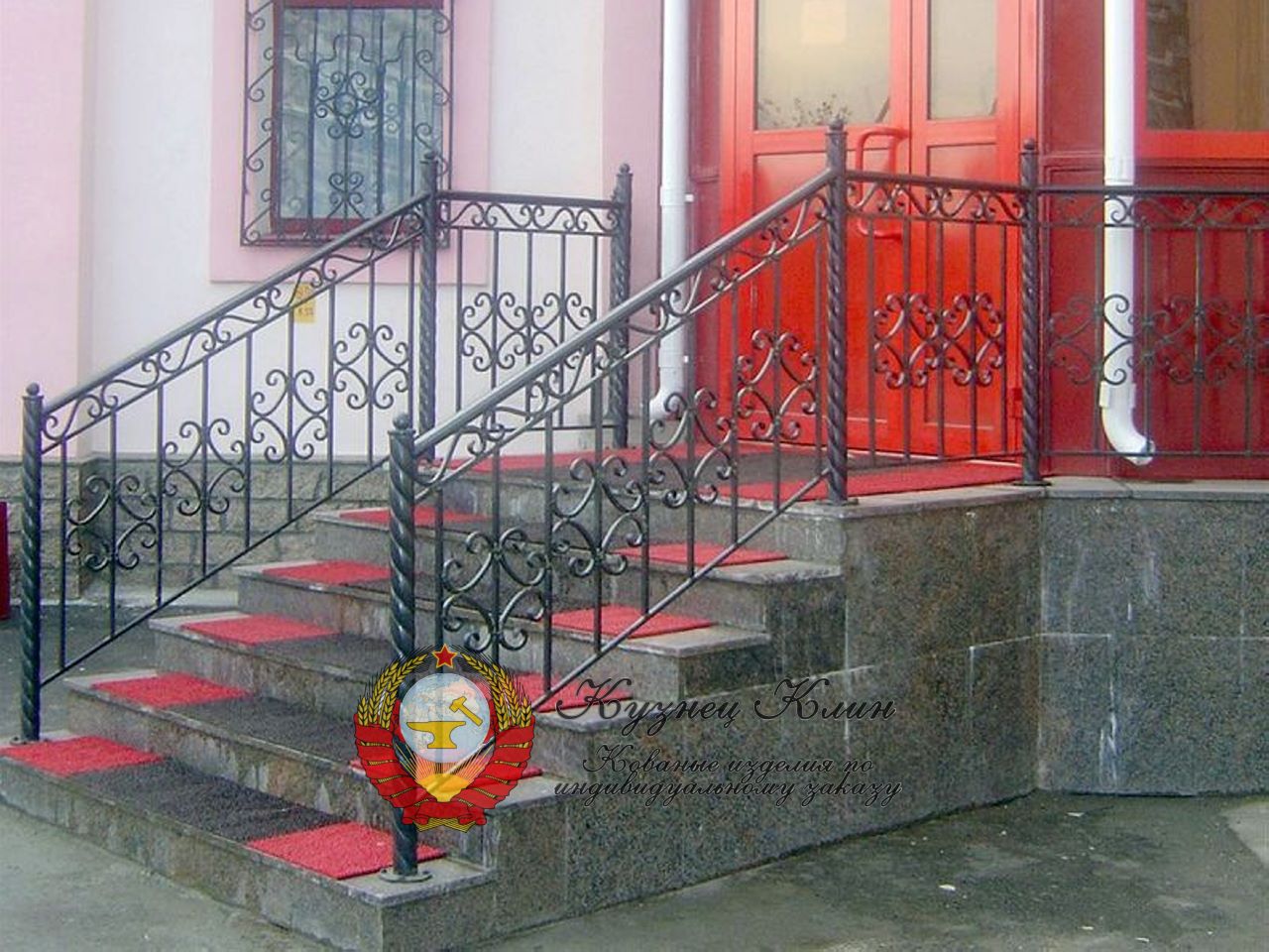 Кованые перила уличные с витыми столбами