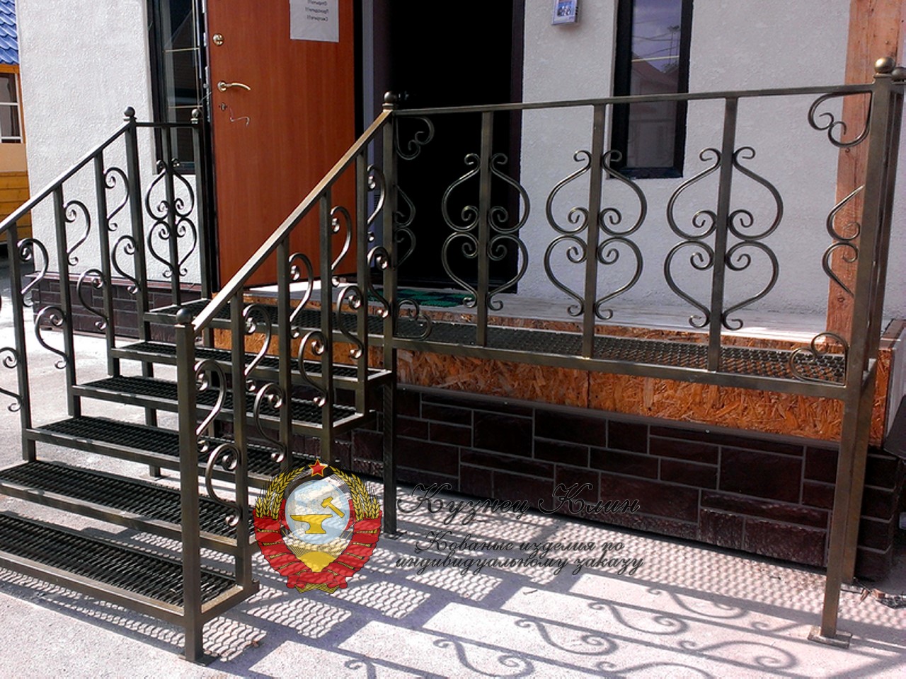 Металлические перила с вензелями