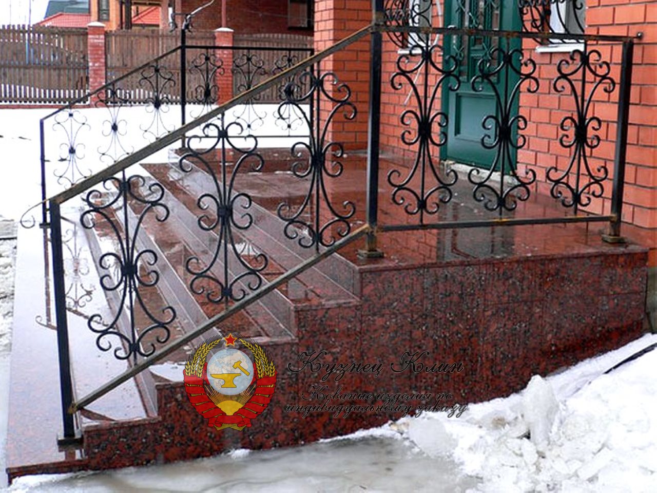 Перила металлические с коваными балясинами