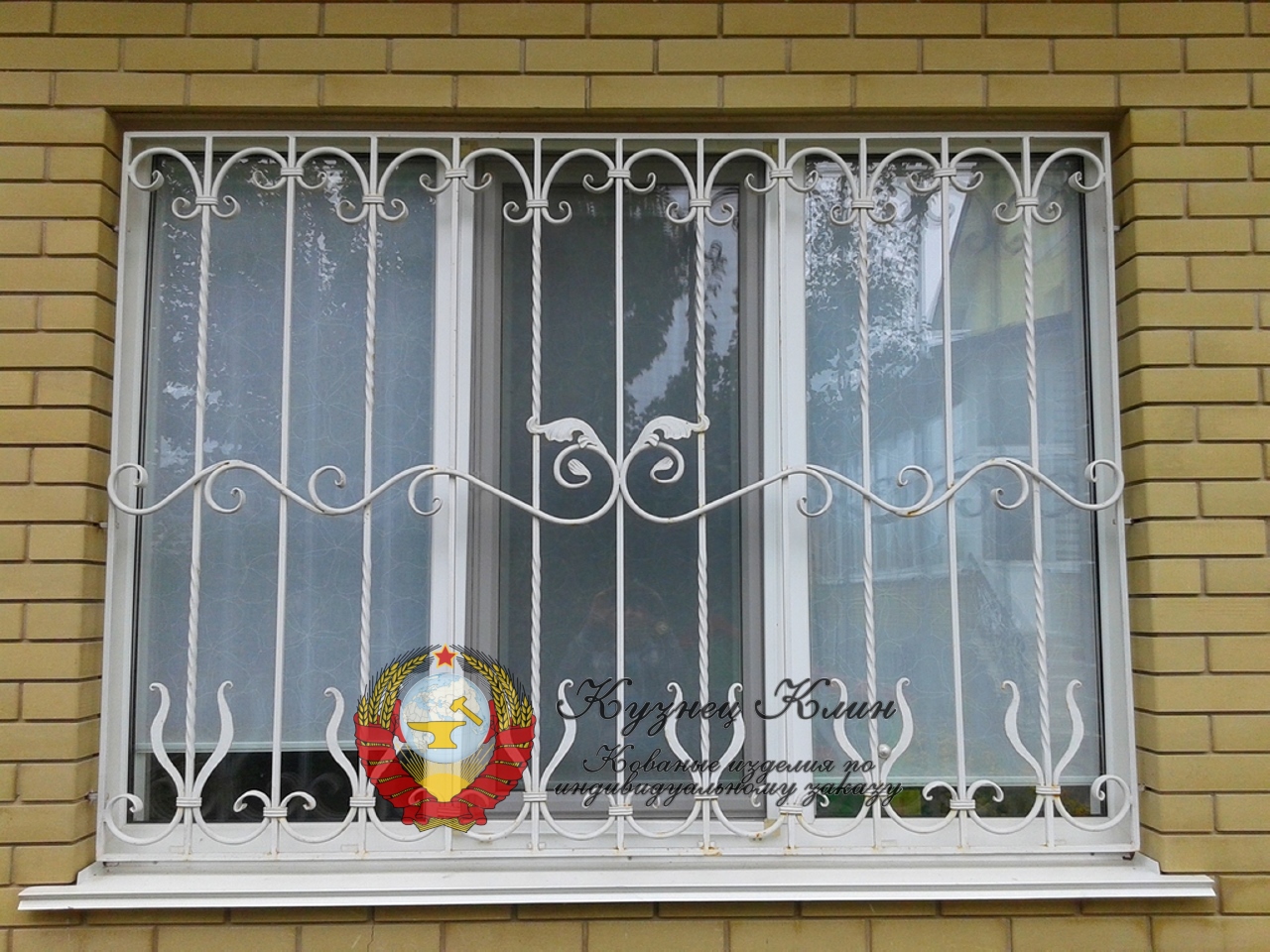 Кованая решетка белая с листочками