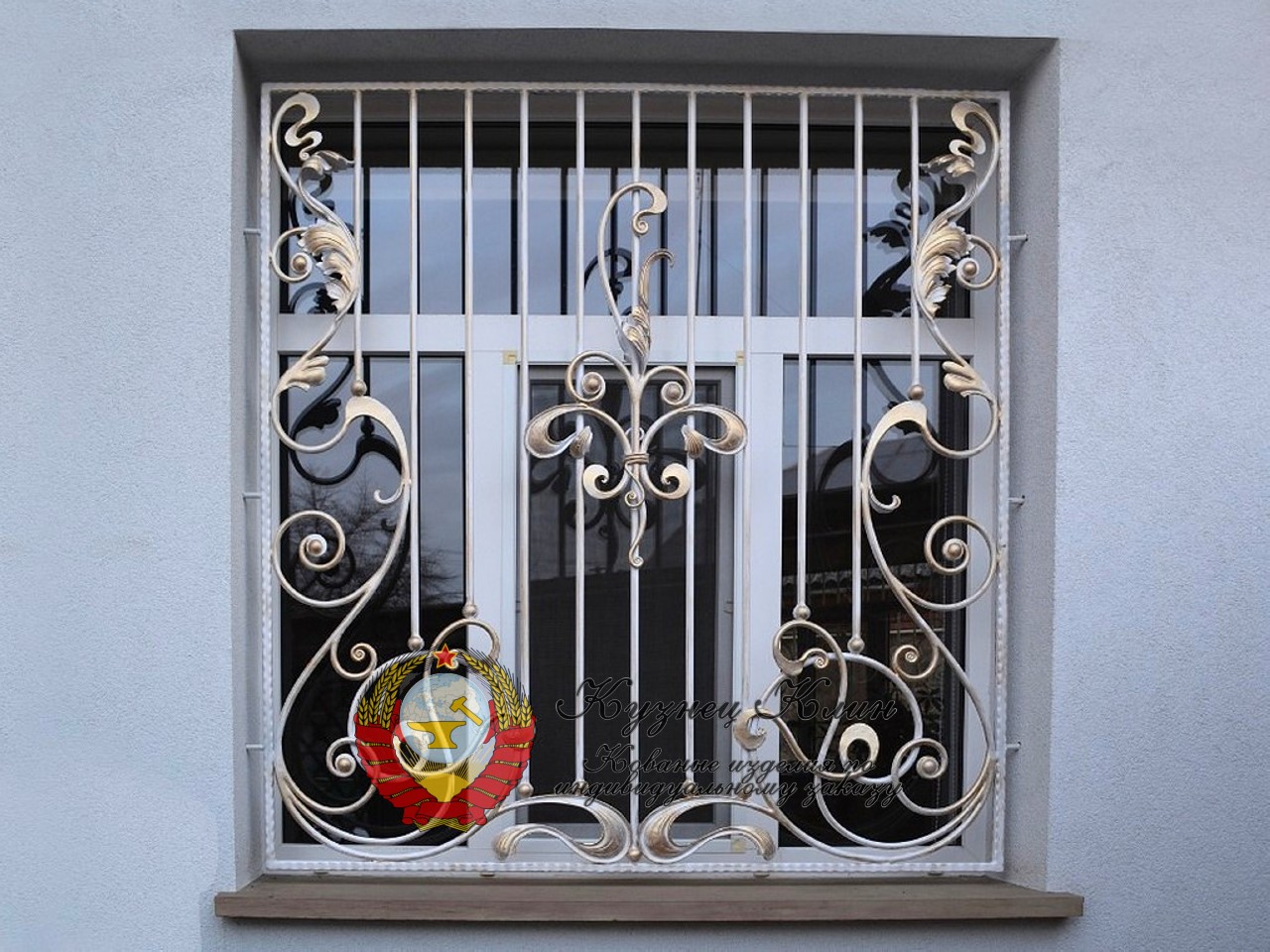 Кованая решетка с боковыми украшениями