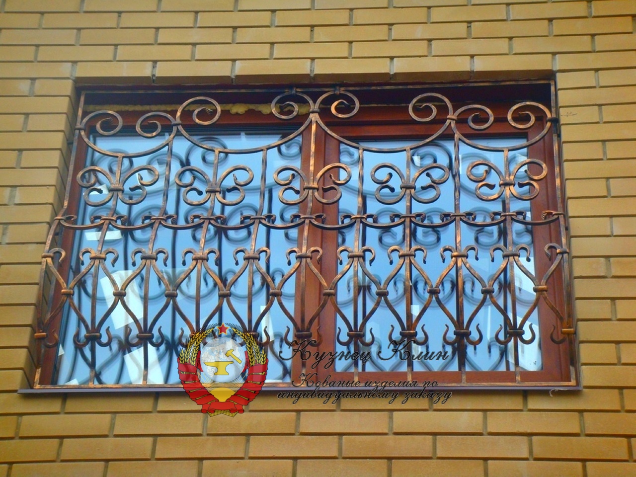 Кованая решетка с греческими хомутами