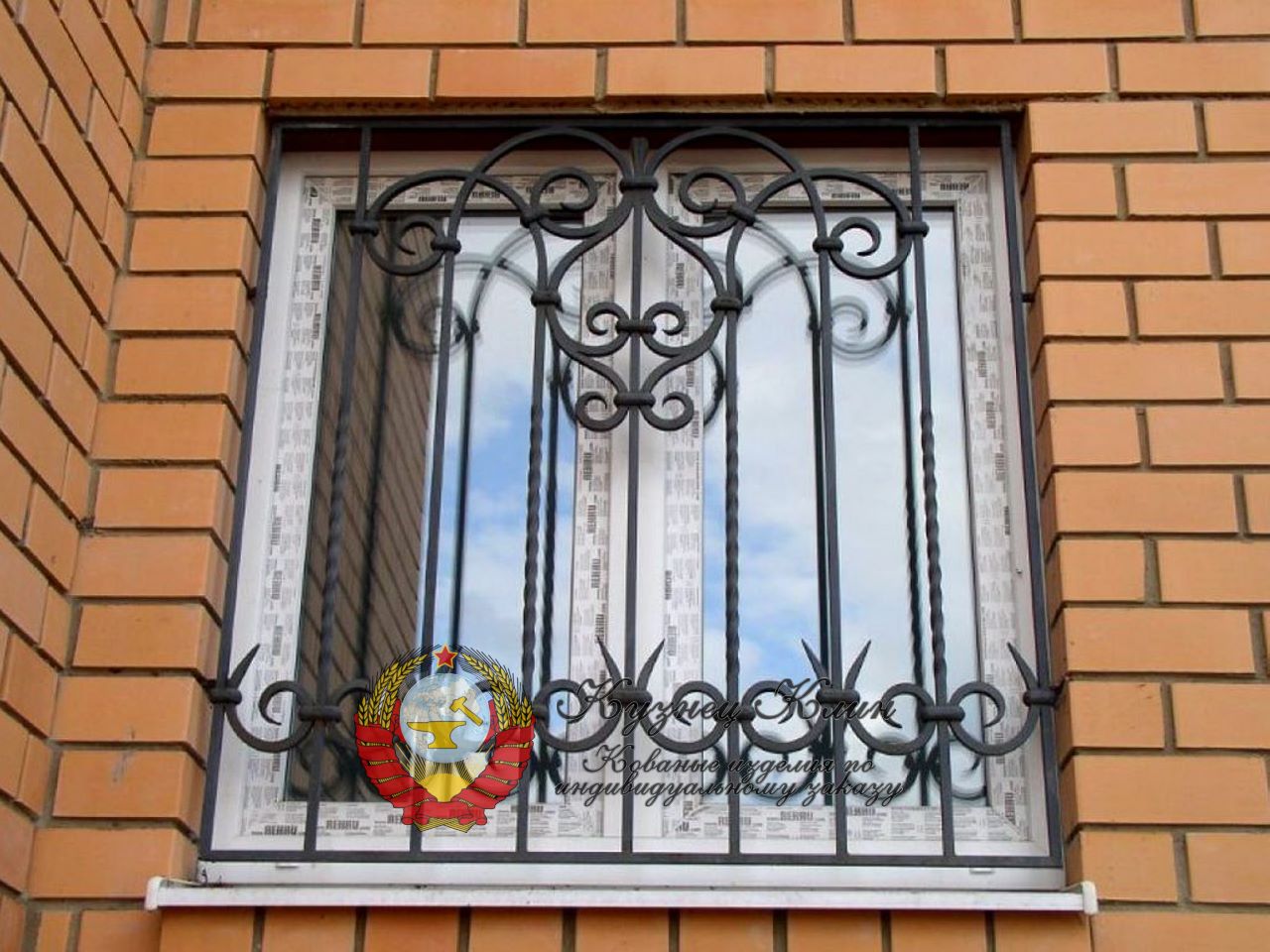 Кованая решетка с накладным рисунком