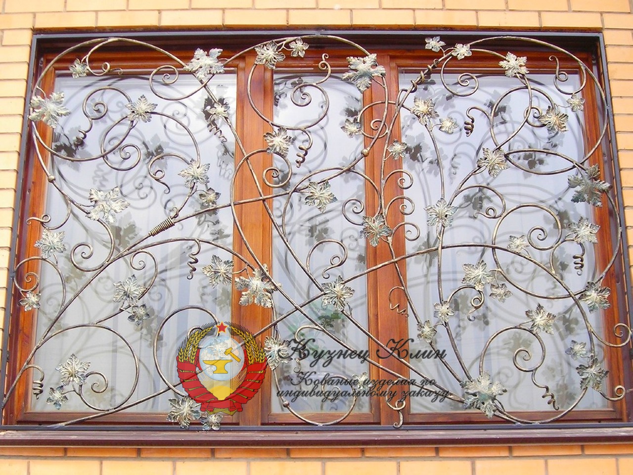 Кованые решетки на окно виноградная