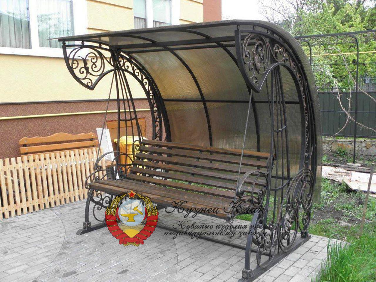 Кованые качели закрытые