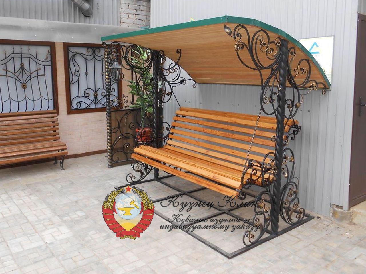 Кованые качели отделаные деревом
