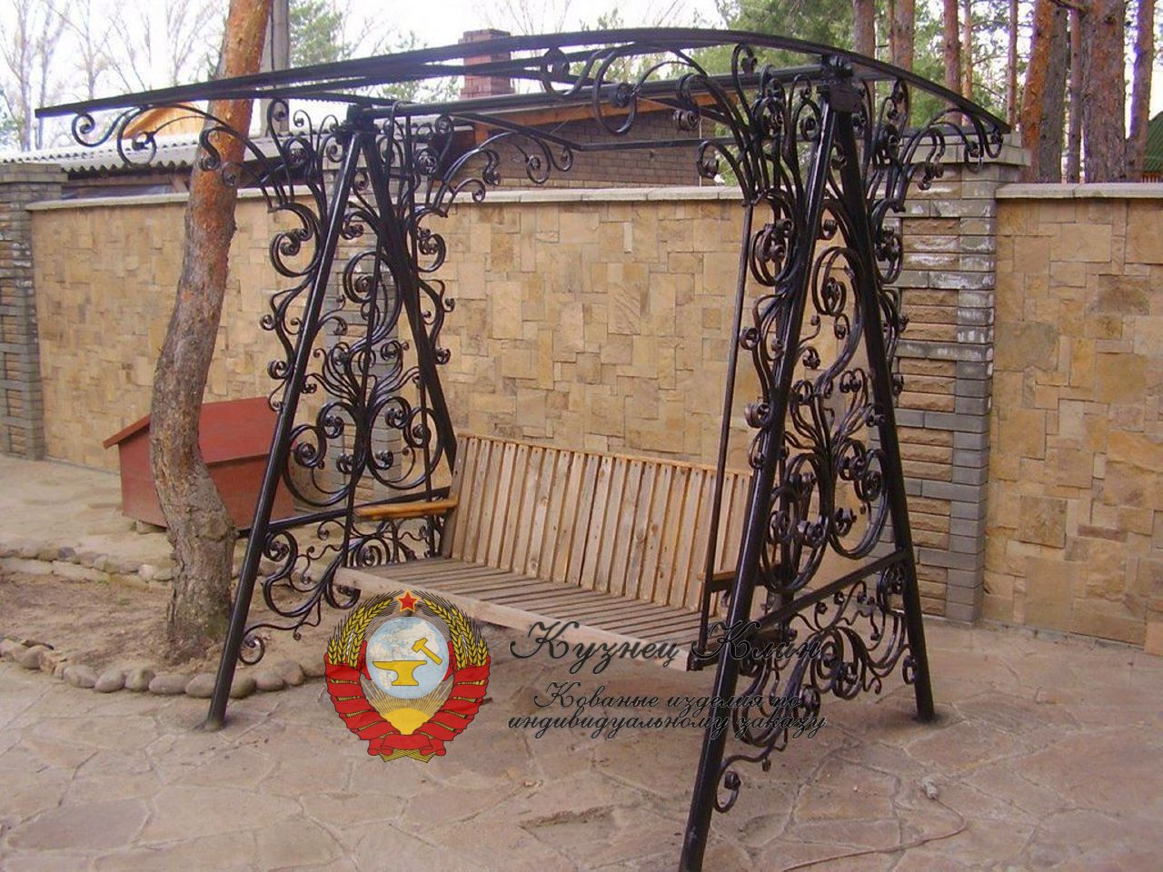 Кованые качели с ажурной ковкой