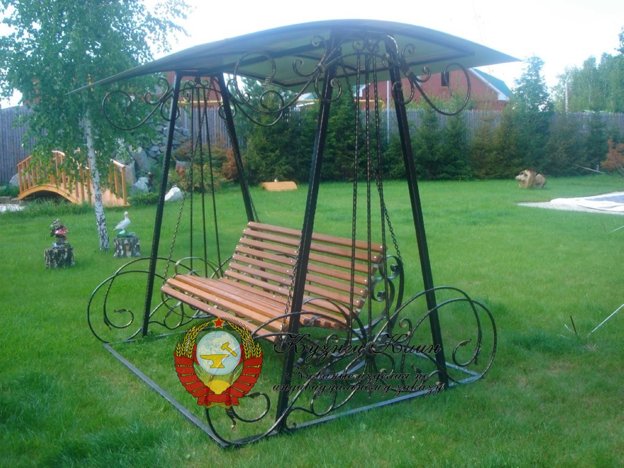 Кованые качели с арочным навесом
