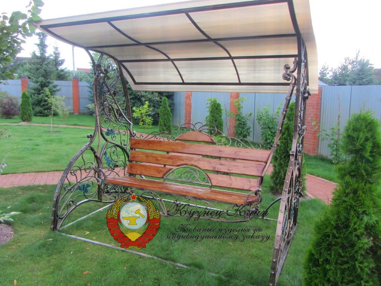 Кованые качели с деревянной скамейкой