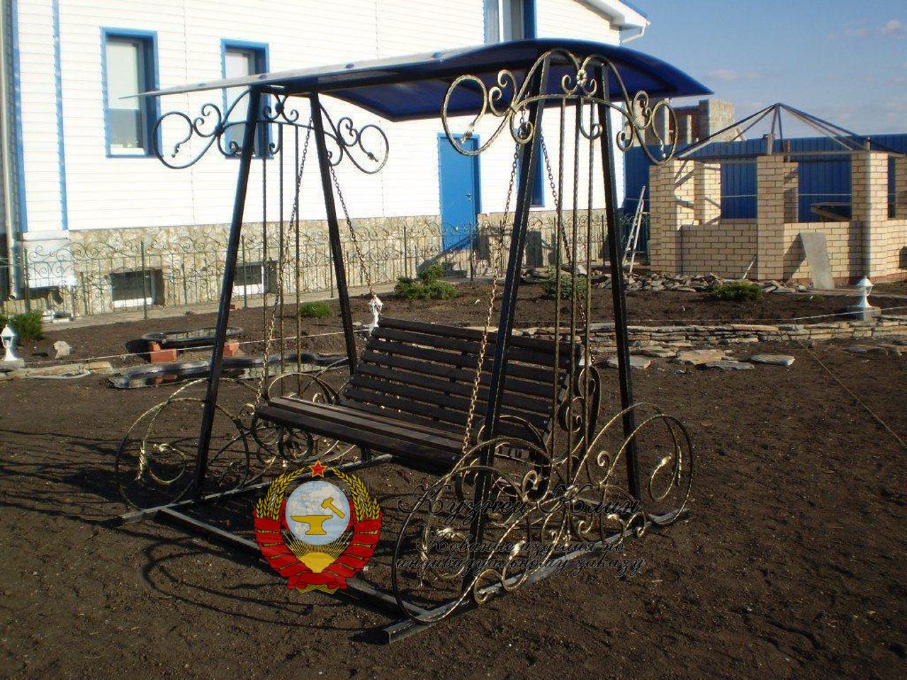 Кованые качели с металлической площадкой